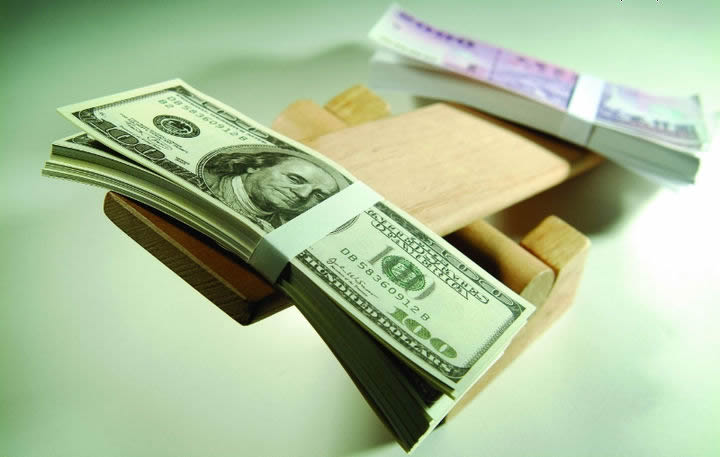 现货黄金冲新高遇阻 今日金价走势分析