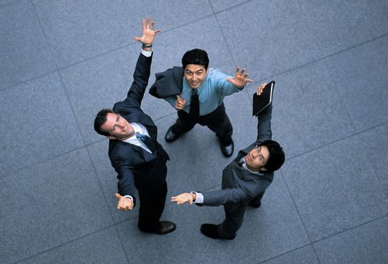 决策分析：英国政坛“炸锅”提振避险？黄金却冲高回落、一度在三分钟遭遇超9亿美元卖单